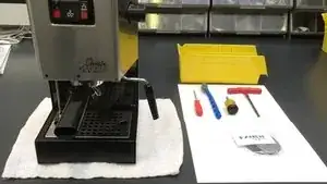 Deze video toont de onderdelen die je in de <a href="../../home/external_content?url=http%3A//www.amazon.com/Gaggia-Repair-Classic-Espresso-Machines/dp/B00F2Z7YS4%3Ftag%3Difixitam-20" rel="nofollow noopener noreferrer" target="_blank">Gaggia Classic-reparatieset</a> vindt.