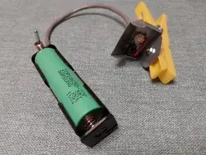 Zelfgemaakte werklamp voor reparatie van Nespresso-apparaat.