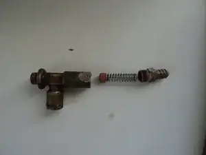 Overdrukventiel reviseren/vervangen.