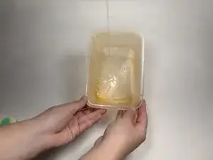 Hoe verwijder je pastasaus vlekken van Tupperware?