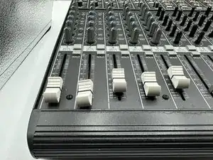 Een gebogen faderarm op een Mackie 1402-VLZ Pro rechttrekken