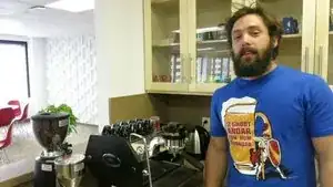 Bekijk de video om te zien hoe je je espressomachine spoelt.