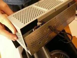 Maak de Behringer Eurolive B212D Elektronica Behuizing  los