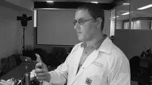 Hey, herinner je je die Face ID-feature nog? Vraag niet hoe, maar we hebben het getest voordat we de telefoon uit elkaar trokken. Blijft dat onze IR-camera niet snel genoeg is om het patroon te doorgronden, maar we kunnen wel goed de lichtflitsen zien!