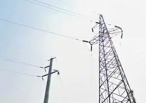 两回110kV输电线路承载于两基上字型塔,摄于湖北省鄂州市。