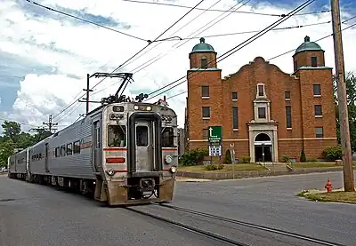 Un train de South Shore Line circulant sur la route à Michigan City (voie désormais séparée depuis 2022)