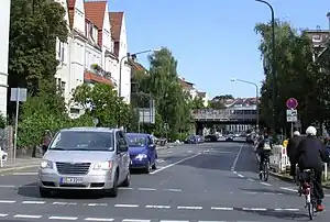 Obousměrná ulice s měkkým oddělením jízdních pruhů (ale nikoliv s shared lanes!) V Německu Značení: cycleway=lane?