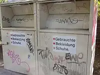 Altkleider-Container, ohne Betreiberkennzeichnung, Schild: "Gebrauchte Bekleidung Schuhe", Prägung linke Seite: "PR", Aufkleber: "Bei Reklamation: Mobil: 0151 / 53248320, e-mail: container.infoservice@gmail.com", Farbe: gelb