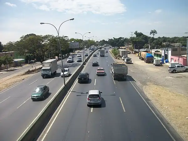 Propiedades y una calle "pegándose" al lateral derecho de la Autopista Sur en Valencia, Edo. Carabobo.