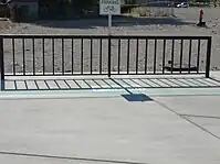 Suport per a bicicletes de reixeta ampla amb capacitat per a 22 bicicletes