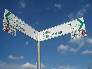 Symbolen der Thüringer Städtekette (rcn) und D4-Route (ncn) als Einschübe an der Fahrradwegweisung des Radverkehrsnetzes