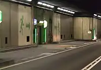 Nothaltebucht in einem Strassentunnel.