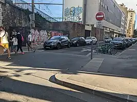 Example of continuous crossing in France ("trottoir traversant").