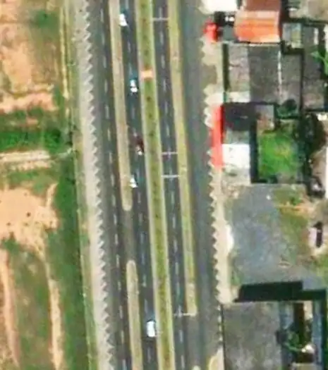 La Av. Manuel Piar en Ciudad Guayana (Edo. Bolívar) con sus dos calzadas de tránsito en el centro, y sus dos calles de servicio en cada lateral, en donde se divisan espacios de estacionamiento tanto para los comercios de la derecha, como para el parque urbano de la izquierda.