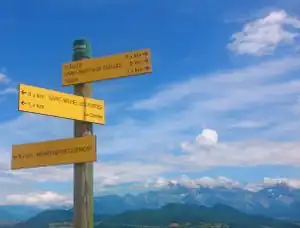 Panneau indicateur près de l'ancienne gare de Saint-Michel-les-Portes. En arrière plan le massif du Dévoluy.