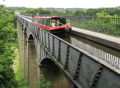 Úzký nákladní člun plující přes Pontcysyllte Aqueduct ve Walesu
