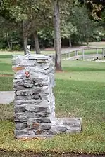 Příklad veřejné fontánky s pitnou vodou udělané z kamene.