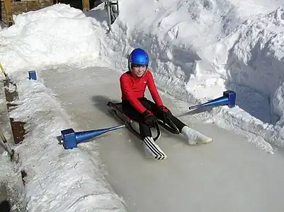 Mladý sáňkař se připravuje na start