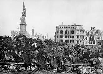 Bundesarchiv Bild 183-08778-0001, Dresden, Tote nach Bombenangriff.jpg